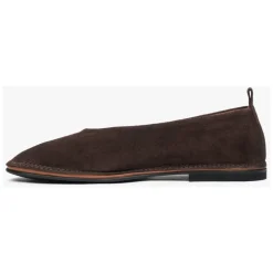Sattelbraune, weiche Velours-Ballerinas