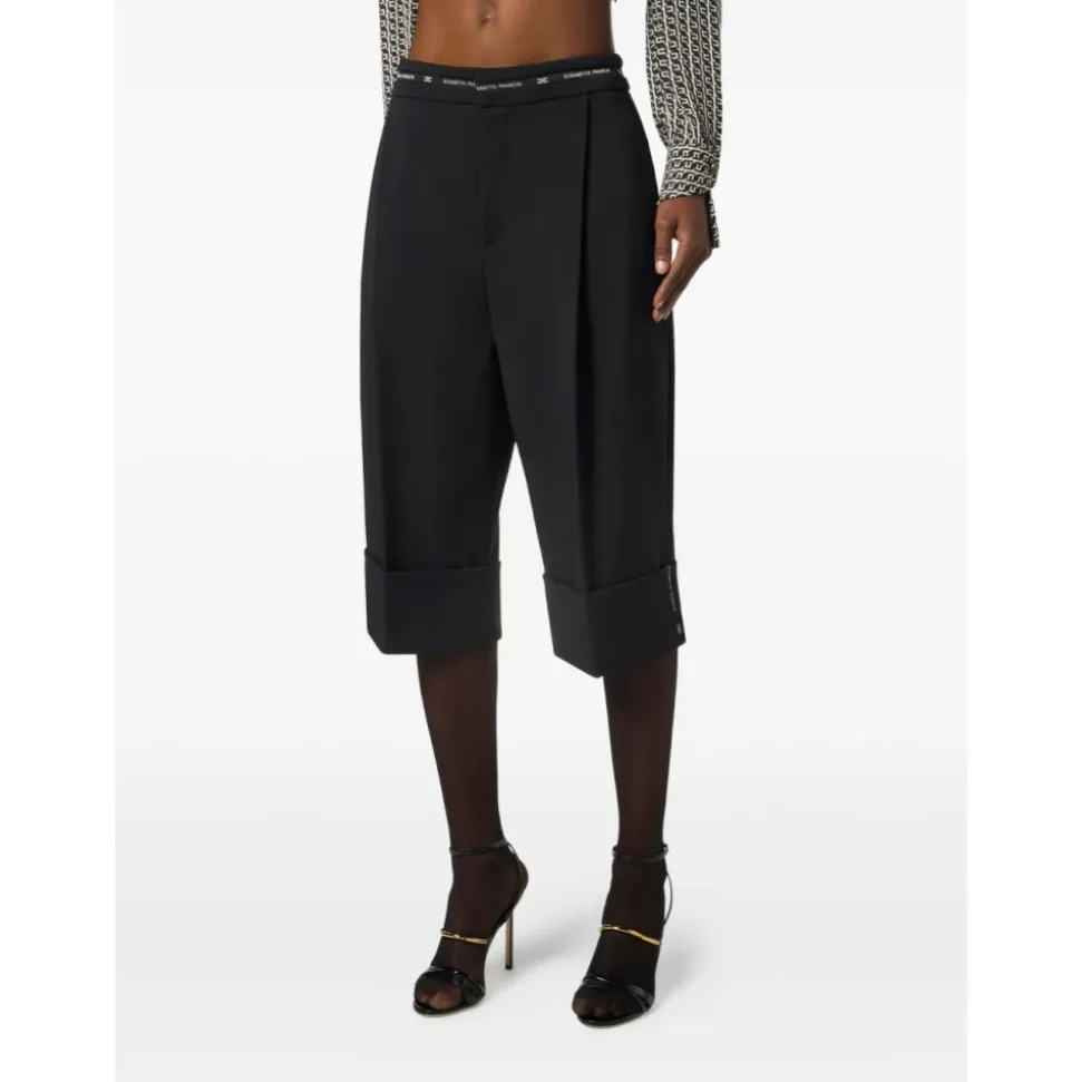 Schwarze Bermuda-Shorts mit maßgeschneidertem Bund