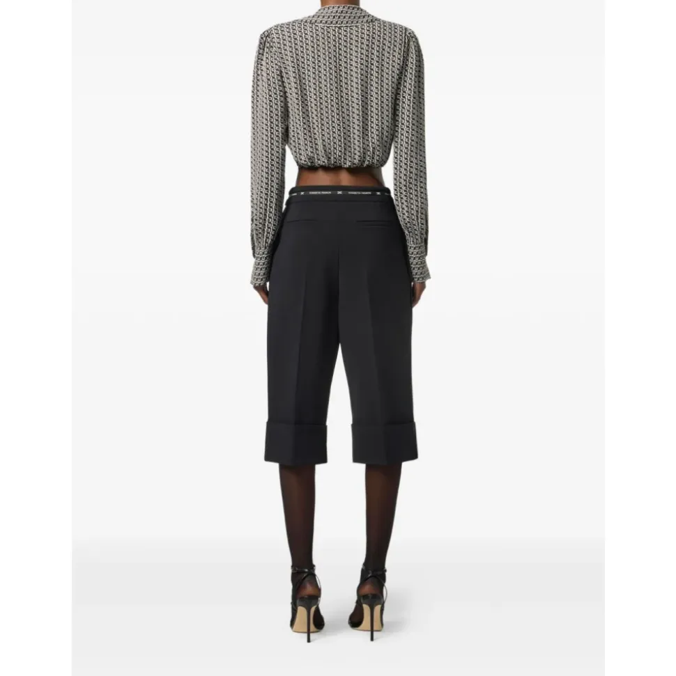 Schwarze Bermuda-Shorts mit maßgeschneidertem Bund