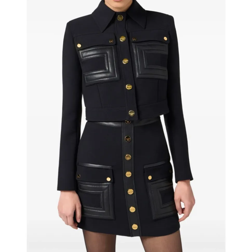 Schwarze Crop-Jacke mit Kontrastknöpfen