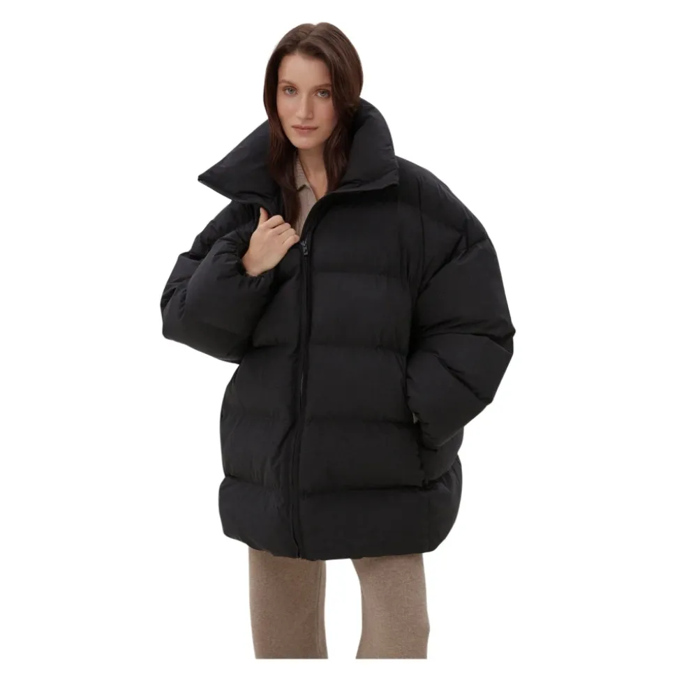 Schwarze gesteppte Daunenjacke mit hohem Kragen