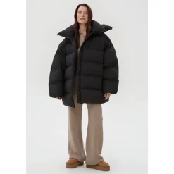 Schwarze gesteppte Daunenjacke mit hohem Kragen