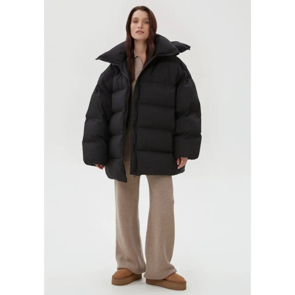 Schwarze gesteppte Daunenjacke mit hohem Kragen