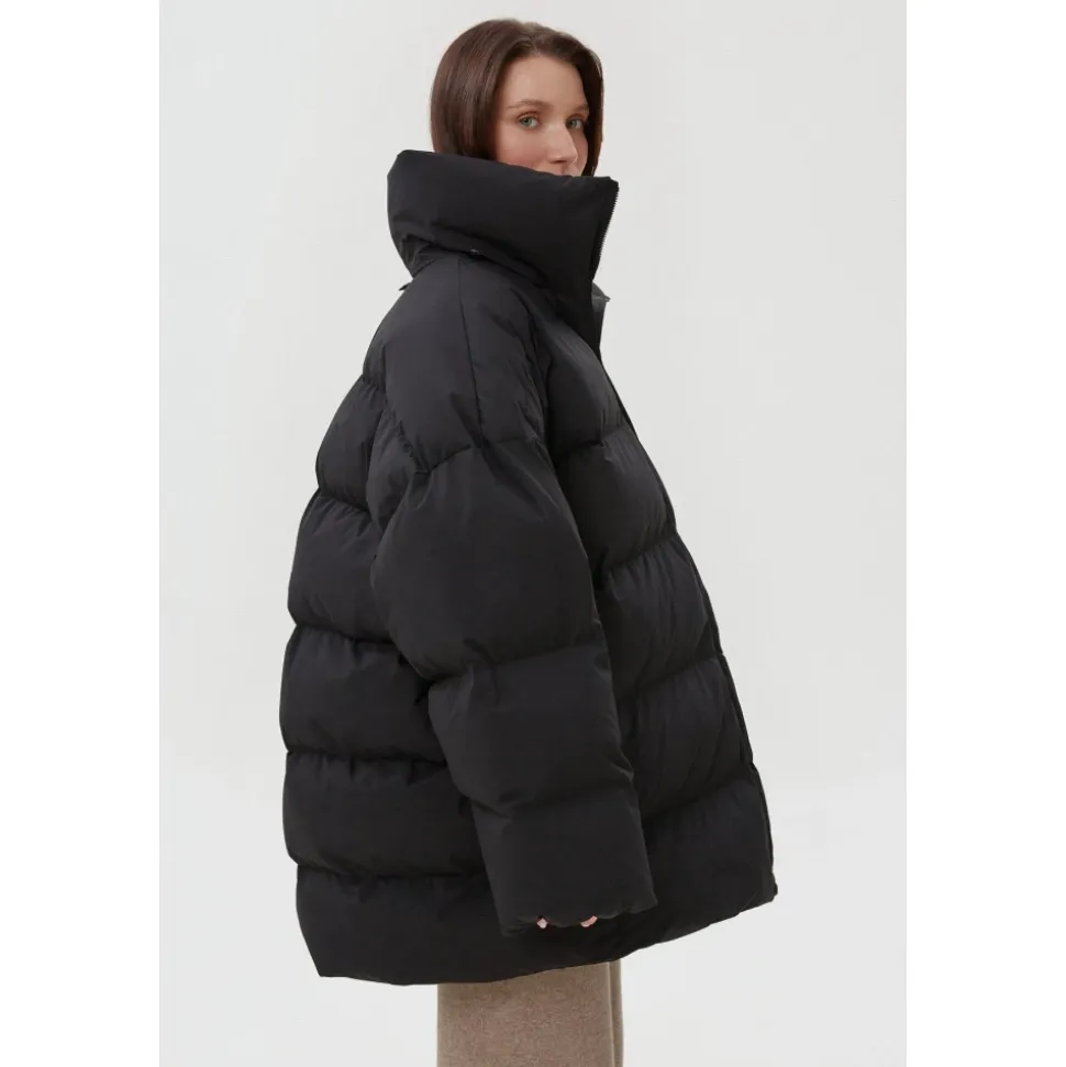 Schwarze gesteppte Daunenjacke mit hohem Kragen