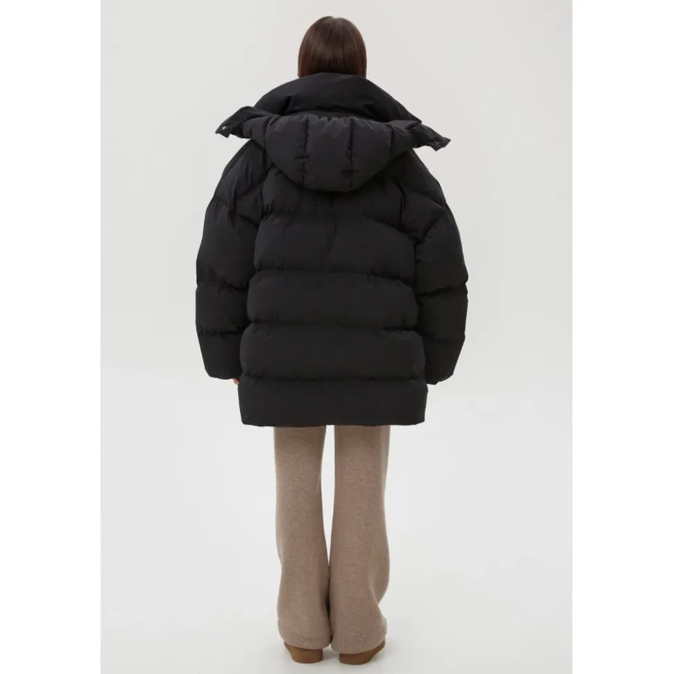 Schwarze gesteppte Daunenjacke mit hohem Kragen