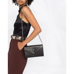 Schwarze Leder-Schultertasche mit Metallinitialen