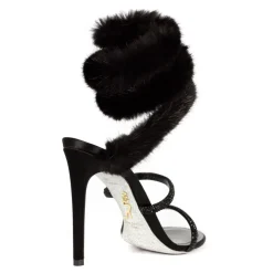 Schwarze Satinsandalen mit Pelzdetail