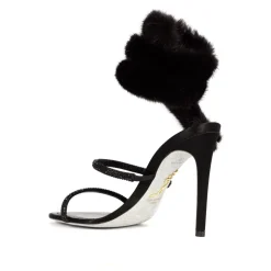 Schwarze Satinsandalen mit Pelzdetail