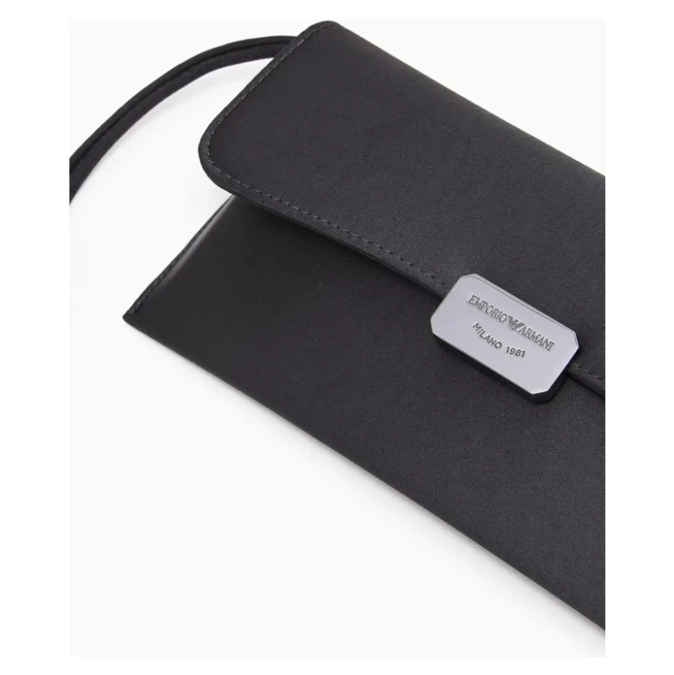 Schwarze Satin-Tasche mit abnehmbarem Handgelenkriemen