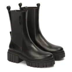 Schwarze Slip-On Chelsea-Boots auf Kleeblattsohle.Dieses Produkt fällt groß aus.