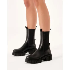 Schwarze Slip-On Chelsea-Boots auf Kleeblattsohle.Dieses Produkt fällt groß aus.