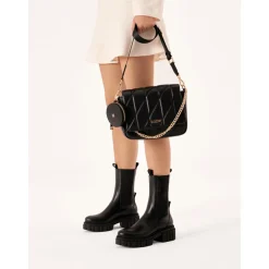 Schwarze Slip-On Chelsea-Boots auf Kleeblattsohle.Dieses Produkt fällt groß aus.
