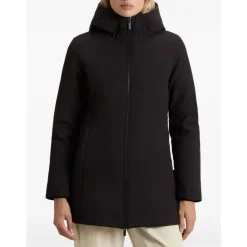Schwarze Wintermäntel
