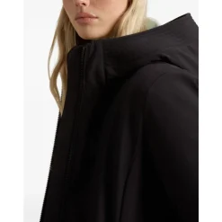 Schwarze Wintermäntel