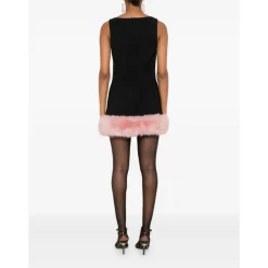 Schwarzes A-Linien-Kleid mit V-Ausschnitt