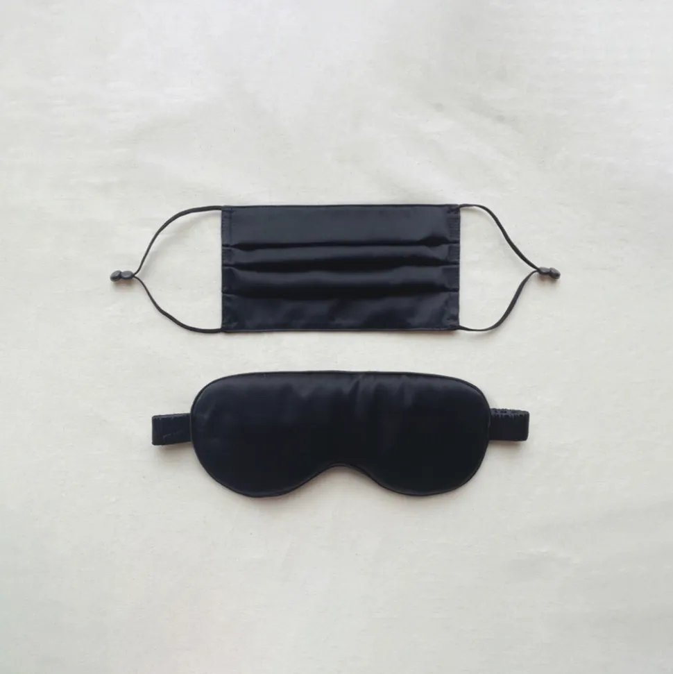 Schwarzes Top mit Schlafmasken-Set