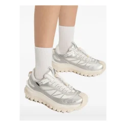 Silberne Sneakers für Frauen