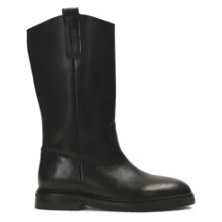 Slip-on-Lederstiefel mit flachem Absatz.Dieses Produkt fällt groß aus.