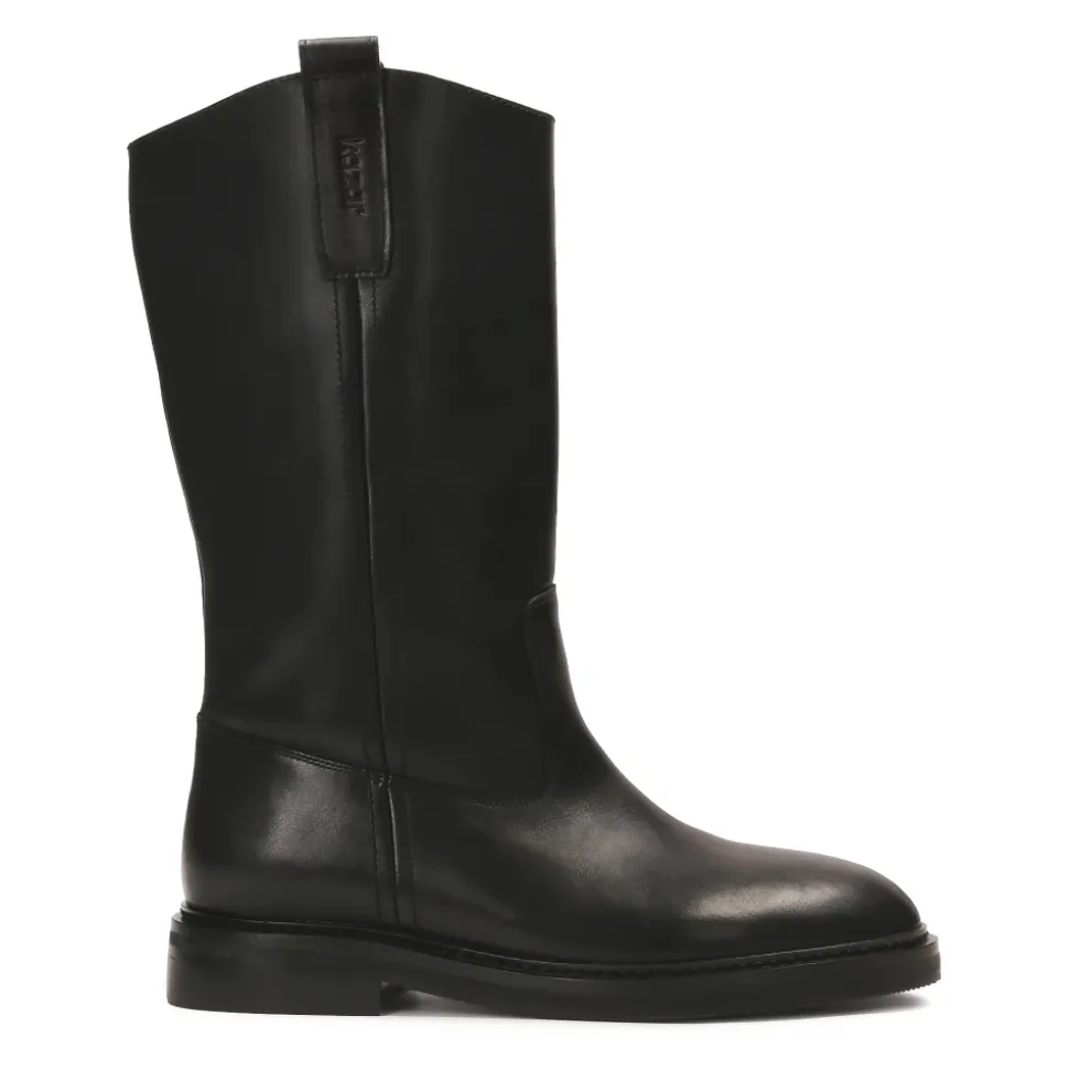Slip-on-Lederstiefel mit flachem Absatz.Dieses Produkt fällt groß aus.
