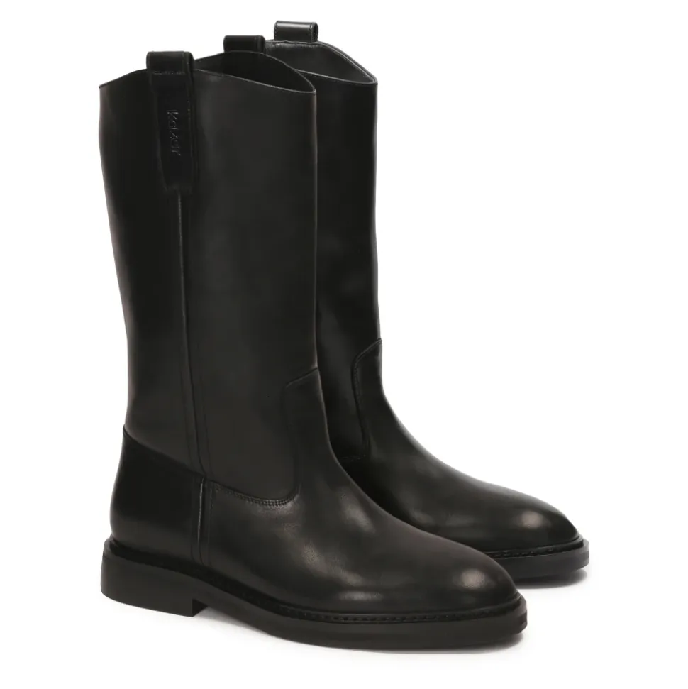 Slip-on-Lederstiefel mit flachem Absatz.Dieses Produkt fällt groß aus.
