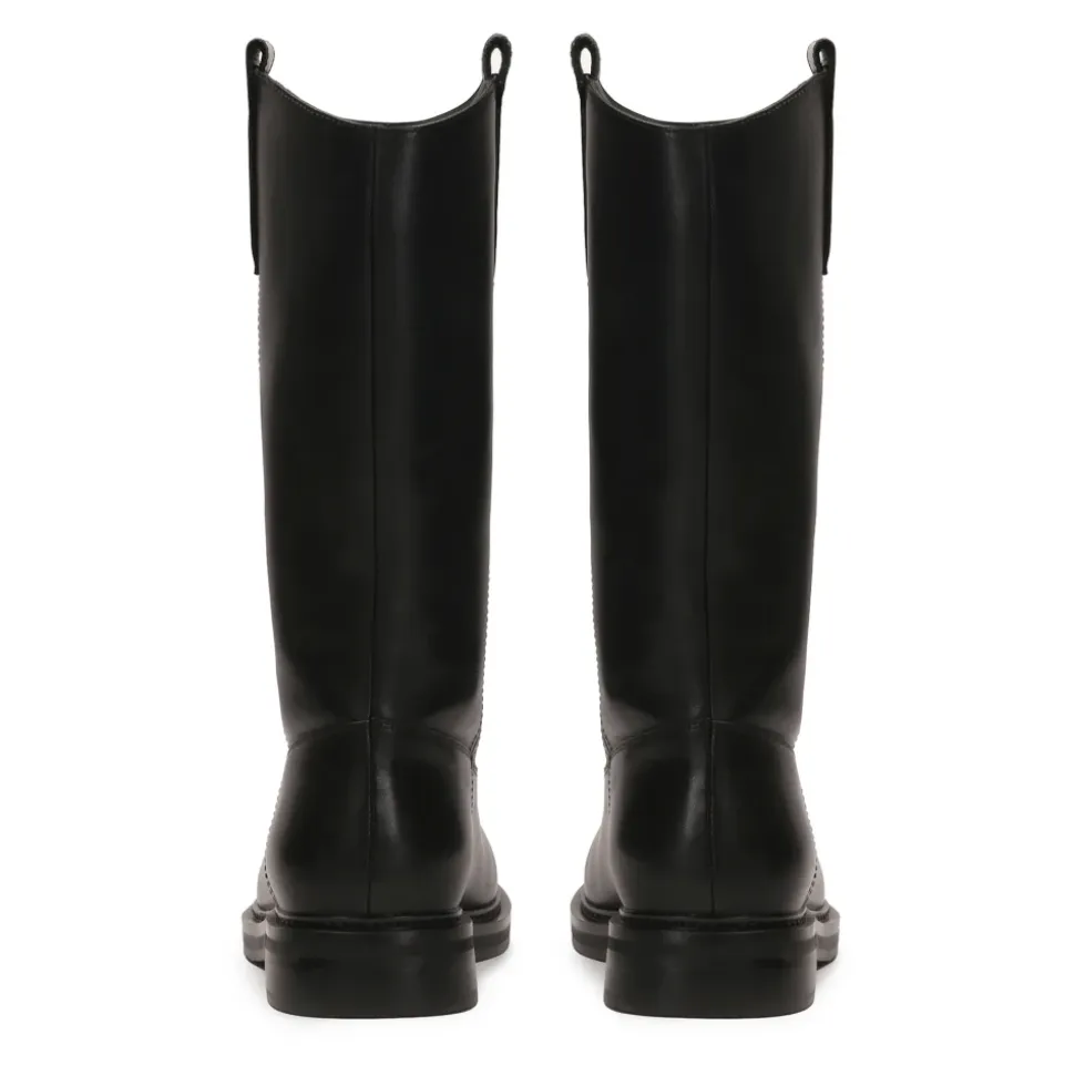Slip-on-Lederstiefel mit flachem Absatz.Dieses Produkt fällt groß aus.