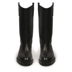 Slip-on-Lederstiefel mit flachem Absatz.Dieses Produkt fällt groß aus.