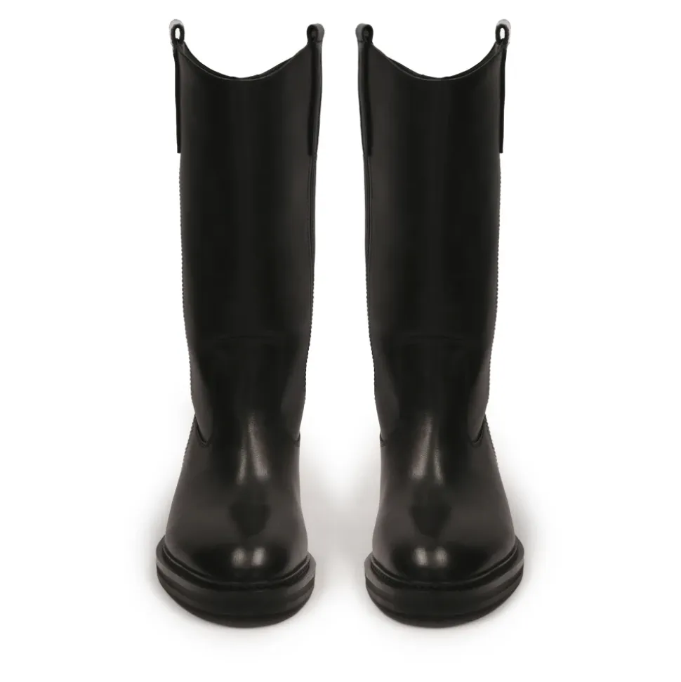 Slip-on-Lederstiefel mit flachem Absatz.Dieses Produkt fällt groß aus.