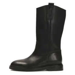 Slip-on-Lederstiefel mit flachem Absatz.Dieses Produkt fällt groß aus.