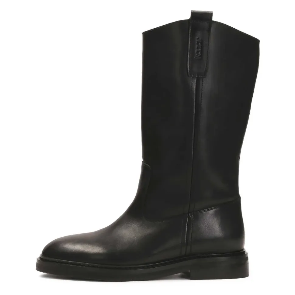 Slip-on-Lederstiefel mit flachem Absatz.Dieses Produkt fällt groß aus.