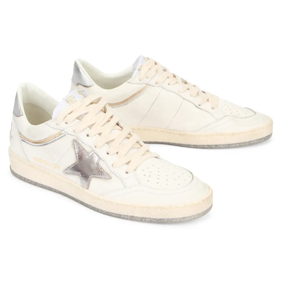 Sneakers mit niedrigem Schaft und abgenutzten Details