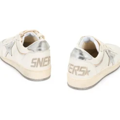 Sneakers mit niedrigem Schaft und abgenutzten Details
