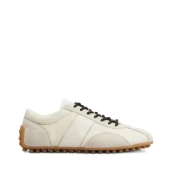 Sneakers mit Ziernähten und Schnürung