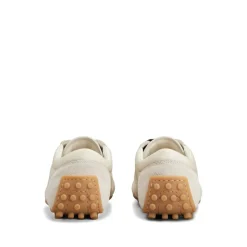 Sneakers mit Ziernähten und Schnürung