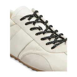 Sneakers mit Ziernähten und Schnürung