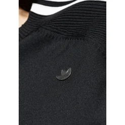 Top mit einer Applikation in Form eines Logos