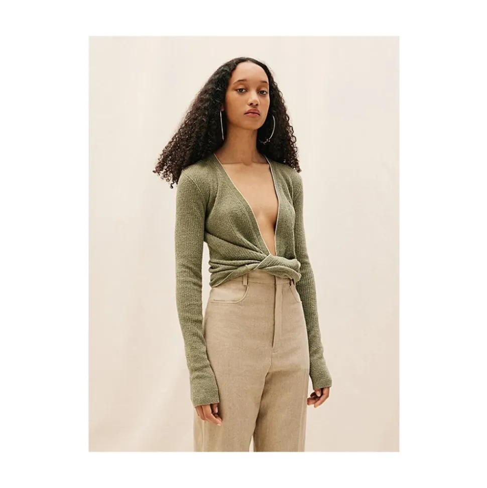 Verdrehte Strickjacke mit tiefem Ausschnitt