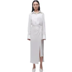 Weiße Samba-Kleid mit klassischem Kragen