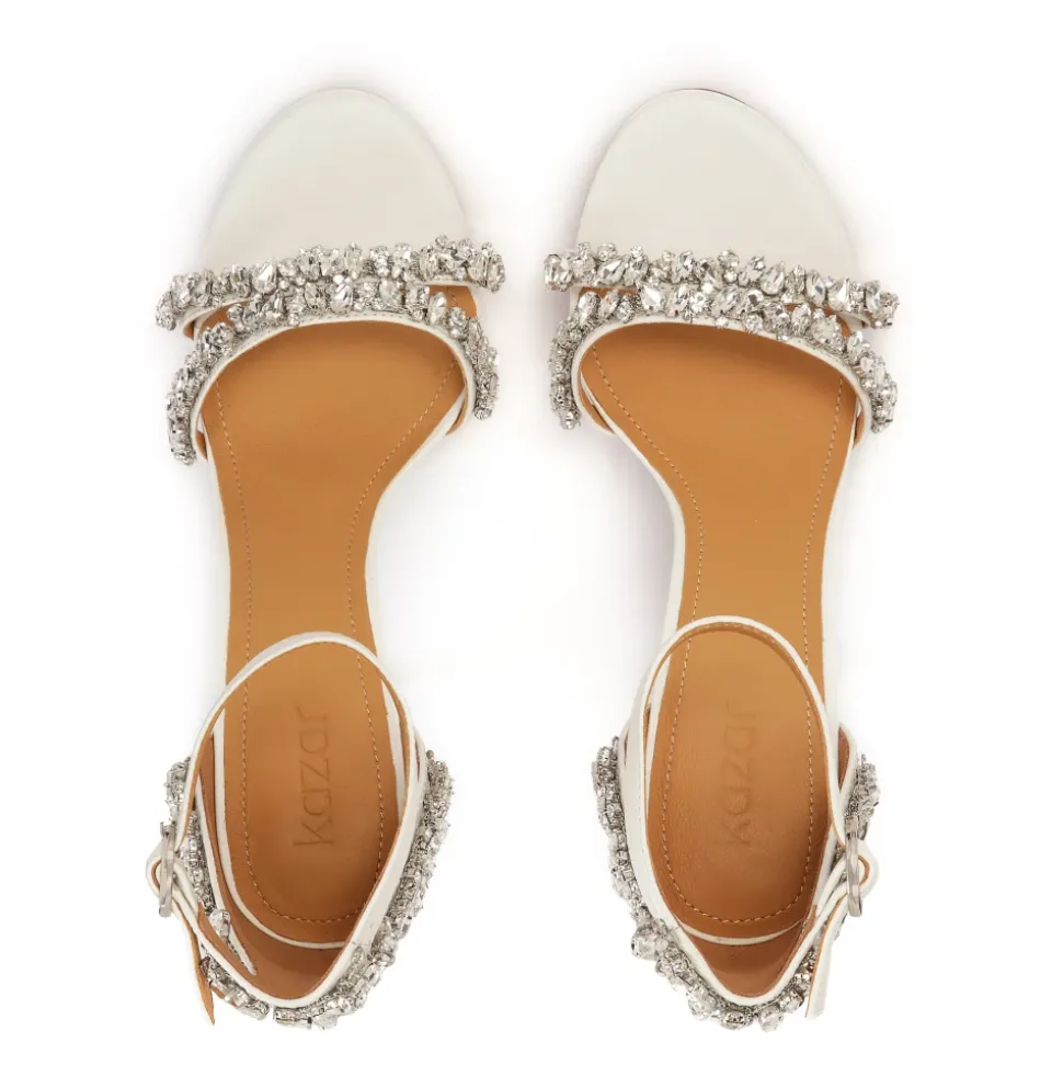 Weiße Sandalen aus der Hochzeitskollektion verziert mit Kristallen